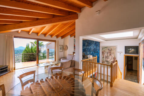 Galerie und zweiter Wohn-Essbereich