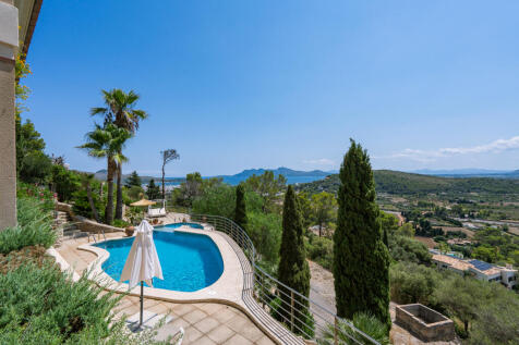 Blick über die Poollandschaft