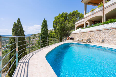 Obere Poolebene vor dem Haus mit Blick übers Land