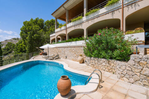 Obere Poolebene vor dem Haus mit Blick übers Land