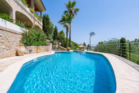 Obere Poolebene vor dem Haus mit Blick bis zum Meer