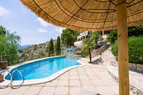 Untere Poolebene mit Wasserfall