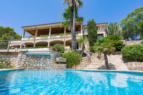 Blick von der unteren Poolebene zum Haus