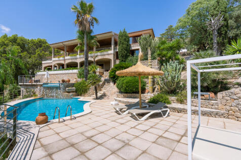 Blick von der unteren Poolebene zum Haus