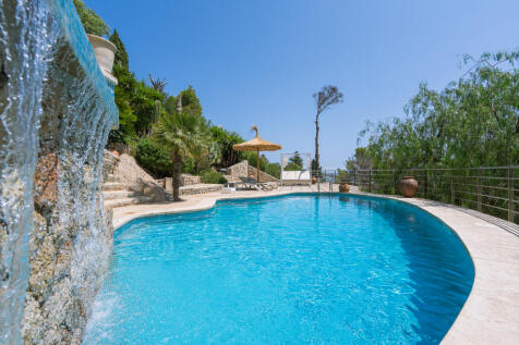 Untere Poolebene mit Wasserfall