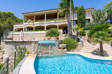 Blick von der unteren Poolebene zum Haus