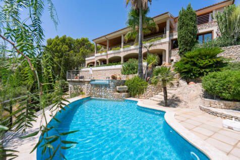 Blick von der unteren Poolebene zum Haus