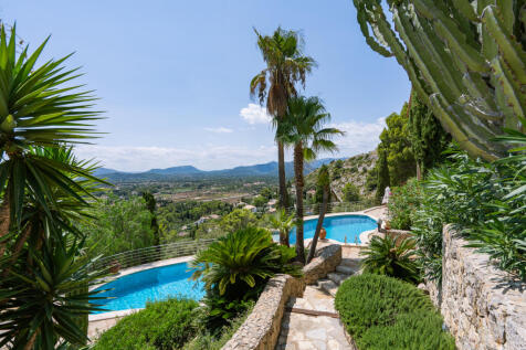 Terrassierter Garten ums Haus und den Pool