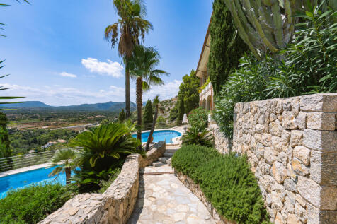 Terrassierter Garten ums Haus und den Pool