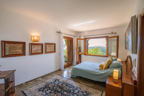 Masterschlafzimmer mit Blick in die Landschaft und bis zum Meer