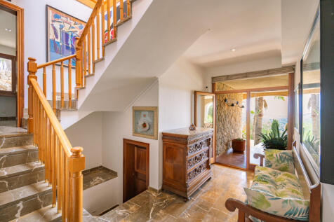 Zweites Treppenhaus unter der Galerie mit Zugang zum Master und zur Terrasse