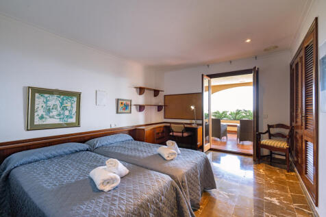 Schlafzimmer im Untergeschoss mit Ausgang zur überdachten Terrasse