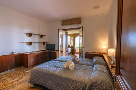 Schlafzimmer im Untergeschoss mit Ausgang zur überdachten Terrasse