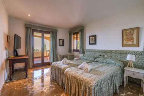 Schlafzimmer im Untergeschoss mit Ausgang zur überdachten Terrasse