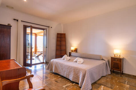 Schlafzimmer im Untergeschoss mit Ausgang zum Gym