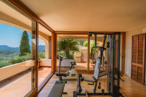 Gym mit traumhaftem Ausblick auf Meer und Landschaft