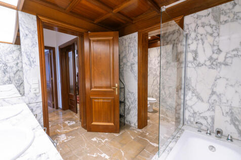 Badezimmer aus Marmor mit Badewanne