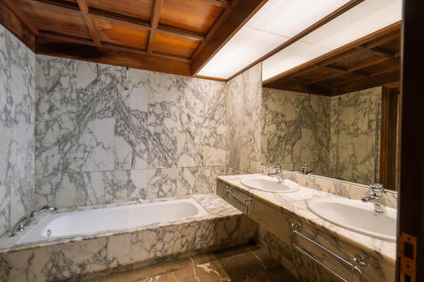 Badezimmer aus Marmor mit Badewanne