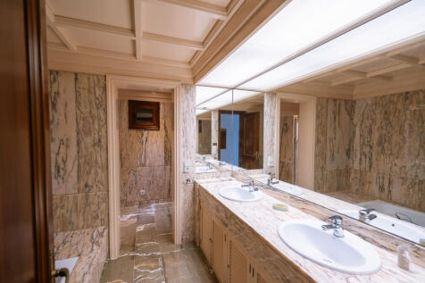 Badezimmer aus Marmor mit Badewanne