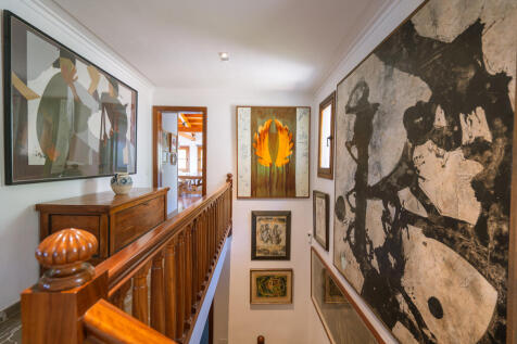 Eines von zwei Treppenhäusern mit Kunstsammlung