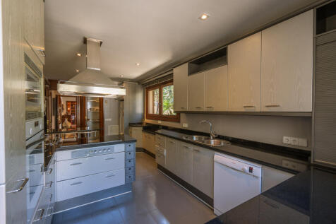 Voll Ausgestattete Küche mit separatem Eingang und Vorratskammer