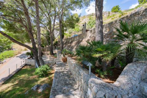 Schattengarten neben dem Haus