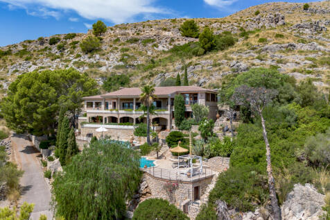 Villa mit terrassiertem Pool und Garten, sowie spektakulärem Meer- und Weitblick