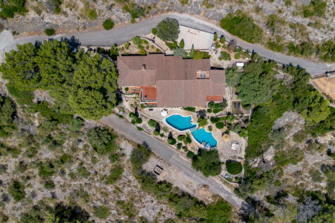 Villa mit terrassiertem Pool und Garten, sowie spektakulärem Meer- und Weitblick