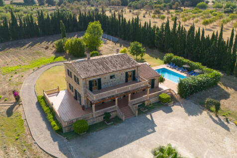 Finca mit Privatsphäre durch umlaufende Grundstücksbepflanzung