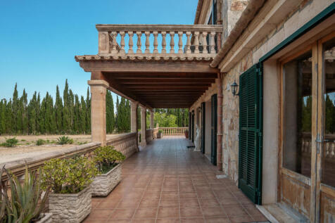 Umlaufende Terrasse mit überdachtem Eingagsbereich