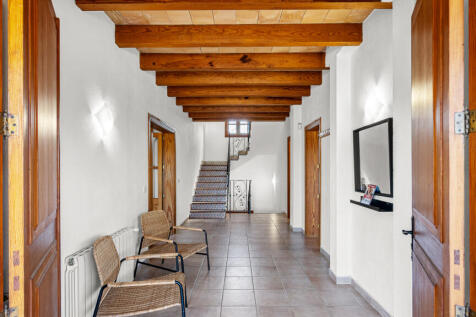 Eingangsbereich mit Echtholzbalken und Treppenhaus