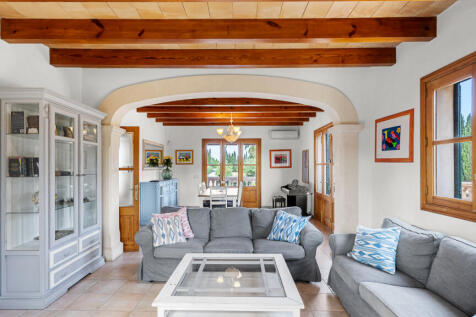 Offenes Wohn-Esszimmer mit Ausgang auf die Terrassen