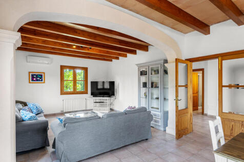 Offenes Wohn-Esszimmer mit Flügeltüren in den Eingangsbereich