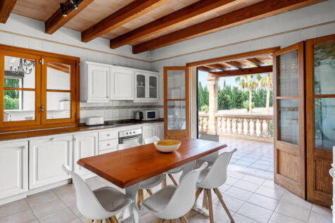 Ess-Küche mit viel Platz und Ausgang auf die Terrasse