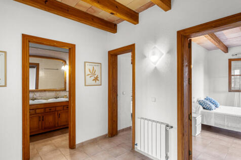 Flur im Obergeschoss zu Bad und Zimmern