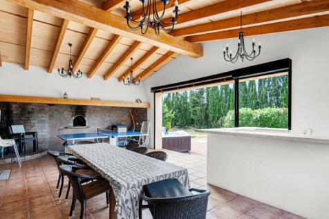 Überdachtes Barbecue mit viel Platz