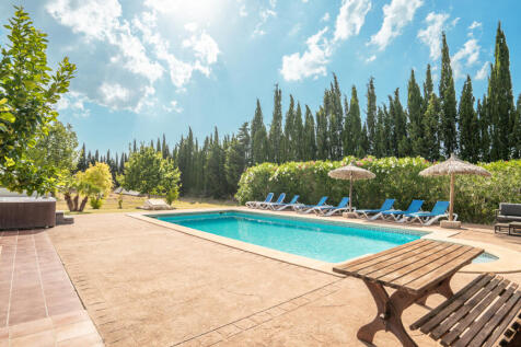 Jacuzzi am Pool und umlaufende Sonnenterrassen