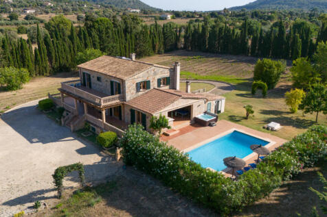 Finca mit Privatsphäre durch umlaufende Grundstücksbepflanzung