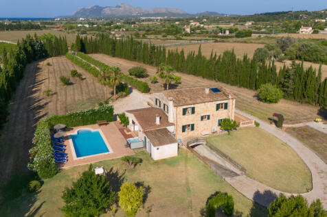 Finca mit Privatsphäre durch umlaufende Grundstücksbepflanzung