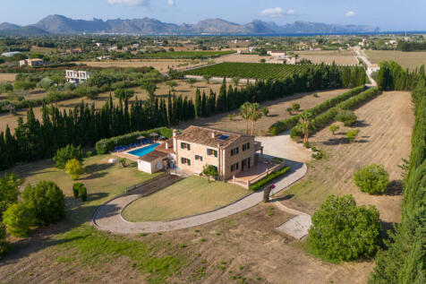 Finca mit Privatsphäre durch umlaufende Grundstücksbepflanzung