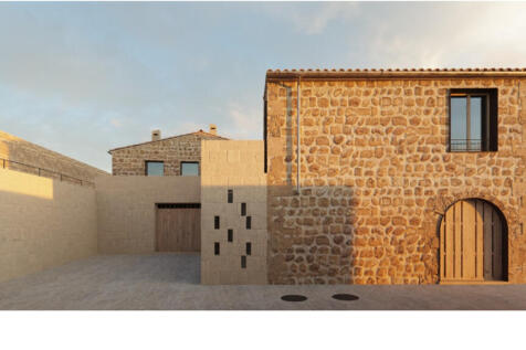 View of the townhouse from the end of the old town¿s pedestrian zone in Alcúdia