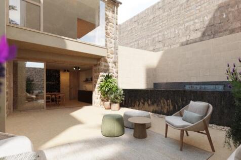 Private inner courtyard with lounge terrace or outdoor dining area and pool