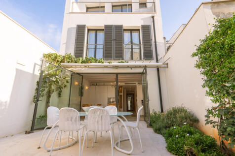 Fassade facing the patio with mixed windows (interior full wood, exterior aluminium) and aluminium shutters in elegant anthracite