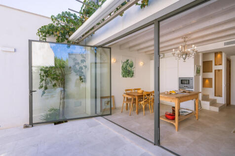 Fully pivoting terrace door allows the glass front to open completely to the patio