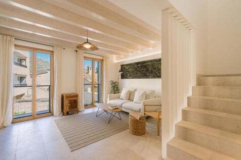 Open living room on the first floor with lounge area in a bright ambiance