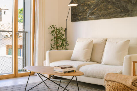 Carefully selected designer pieces in Mediterranean loft style