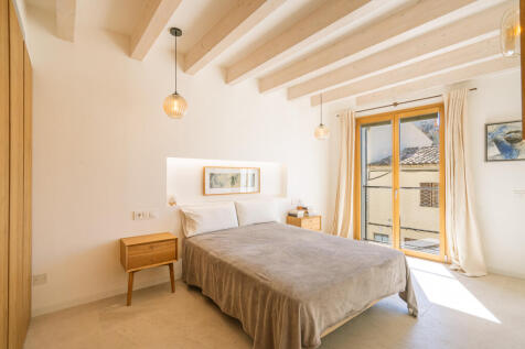 Bedroom on the first floor with full en-suite bathroom