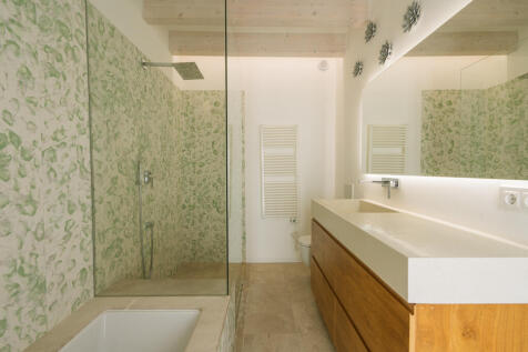 En-suite bathroom, first floor