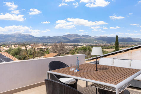 Dachterrasse mit Sitzbereich und Blick auf die Tramuntana-Berge