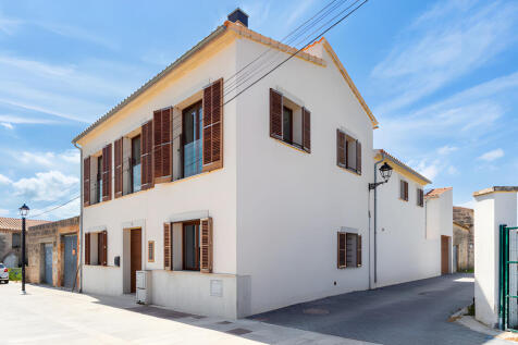 Außenansicht mit Holzpersianern